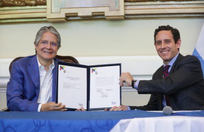 La española Solarpack firma el contrato para la mayor planta solar de Ecuador