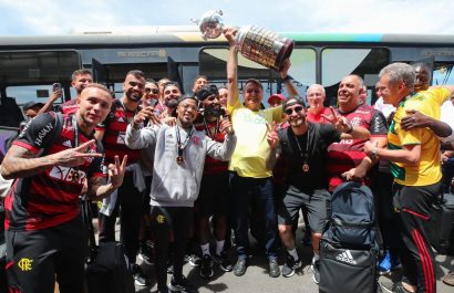 Bolsonaro recibe a la delegación del Flamengo tras ganar la Copa Libertadores