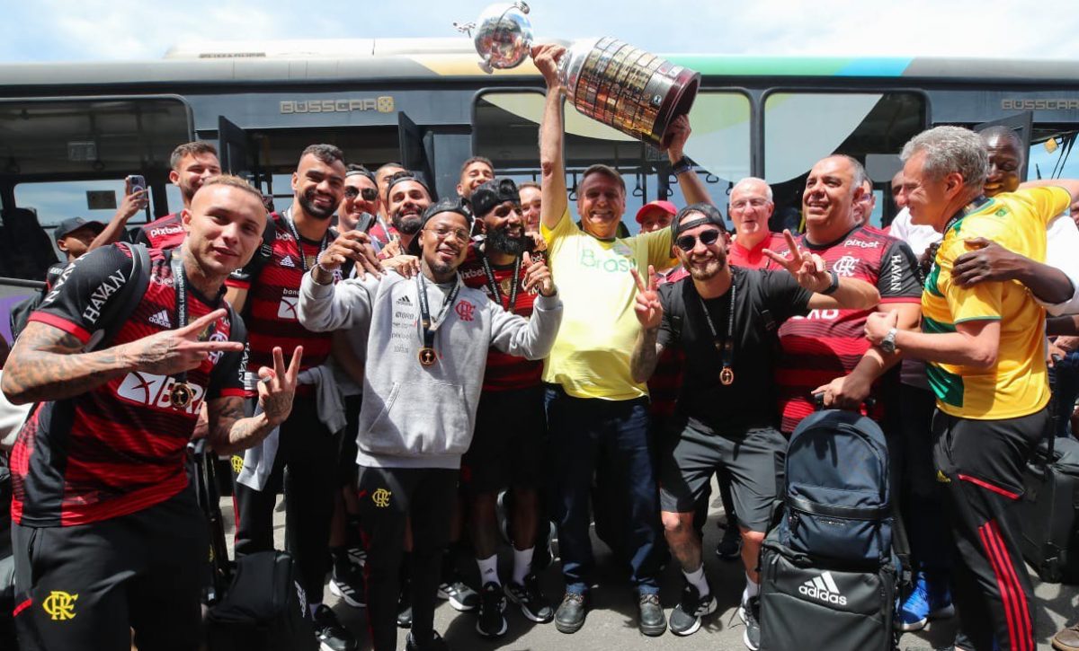 Bolsonaro recibe a la delegación del Flamengo tras ganar la Copa Libertadores