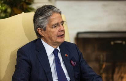 El presidente de Ecuador se fractura el peroné tras sufrir una caída