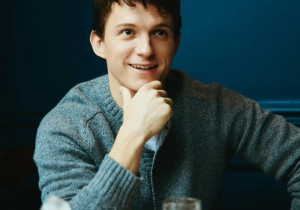 Tom Holland sueña con James Bond entre risas, cocina y recuerdos familiares