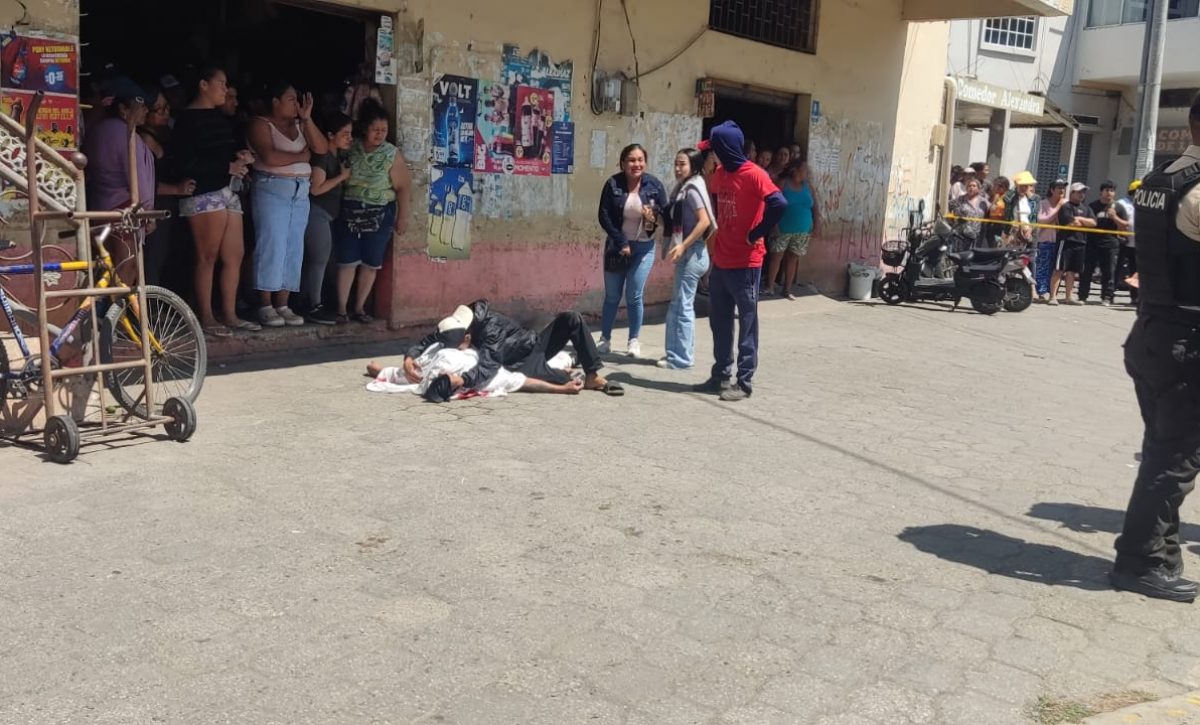 “Lo remataron en el suelo”: sicarios ejecutan a hombre en mercado de Huaquillas