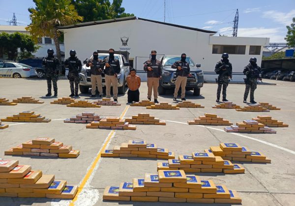 Policía decomisó un cargamento de cocaína en una finca de la zona rural de Manta.
