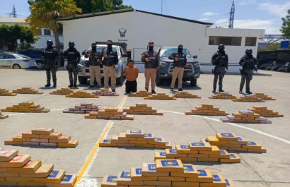 Policía decomisó un cargamento de cocaína en una finca de la zona rural de Manta.