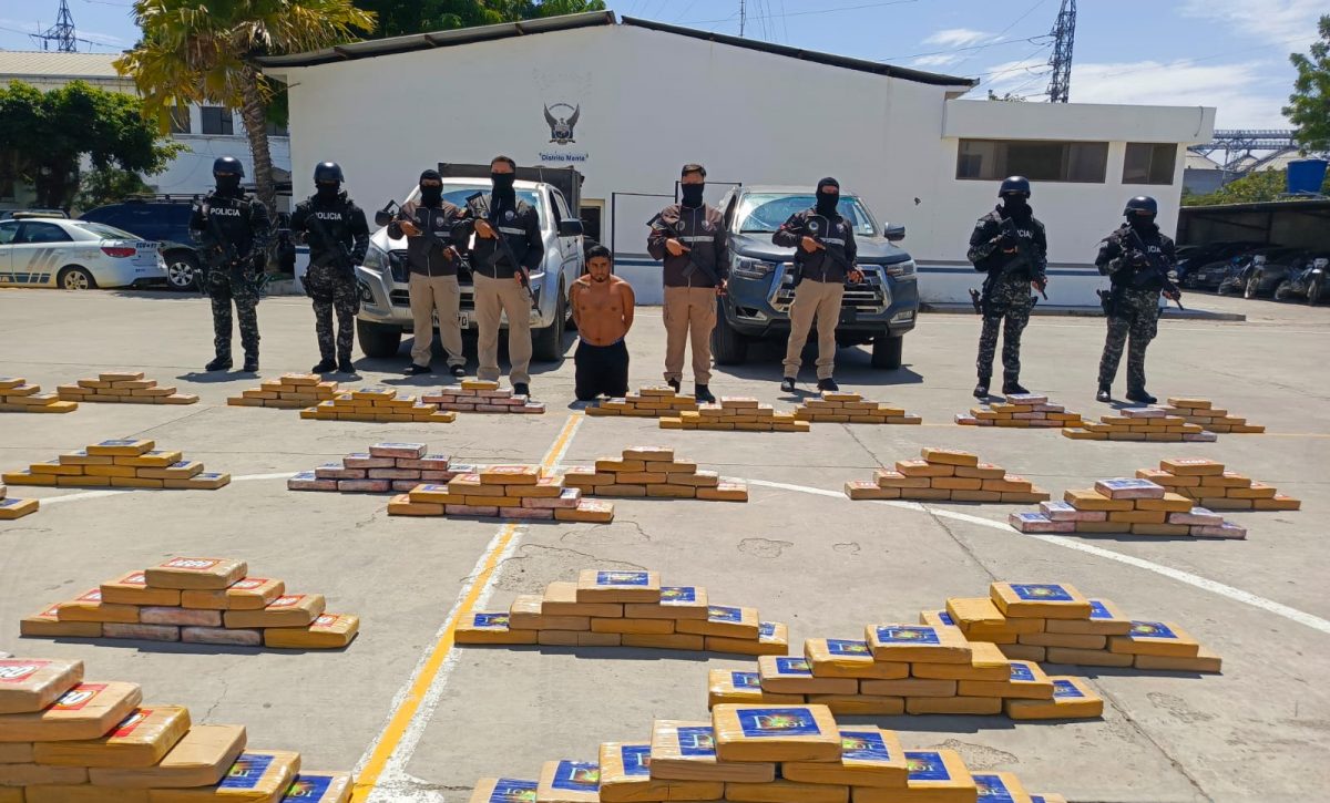 Policía decomisó un cargamento de cocaína en una finca de la zona rural de Manta.