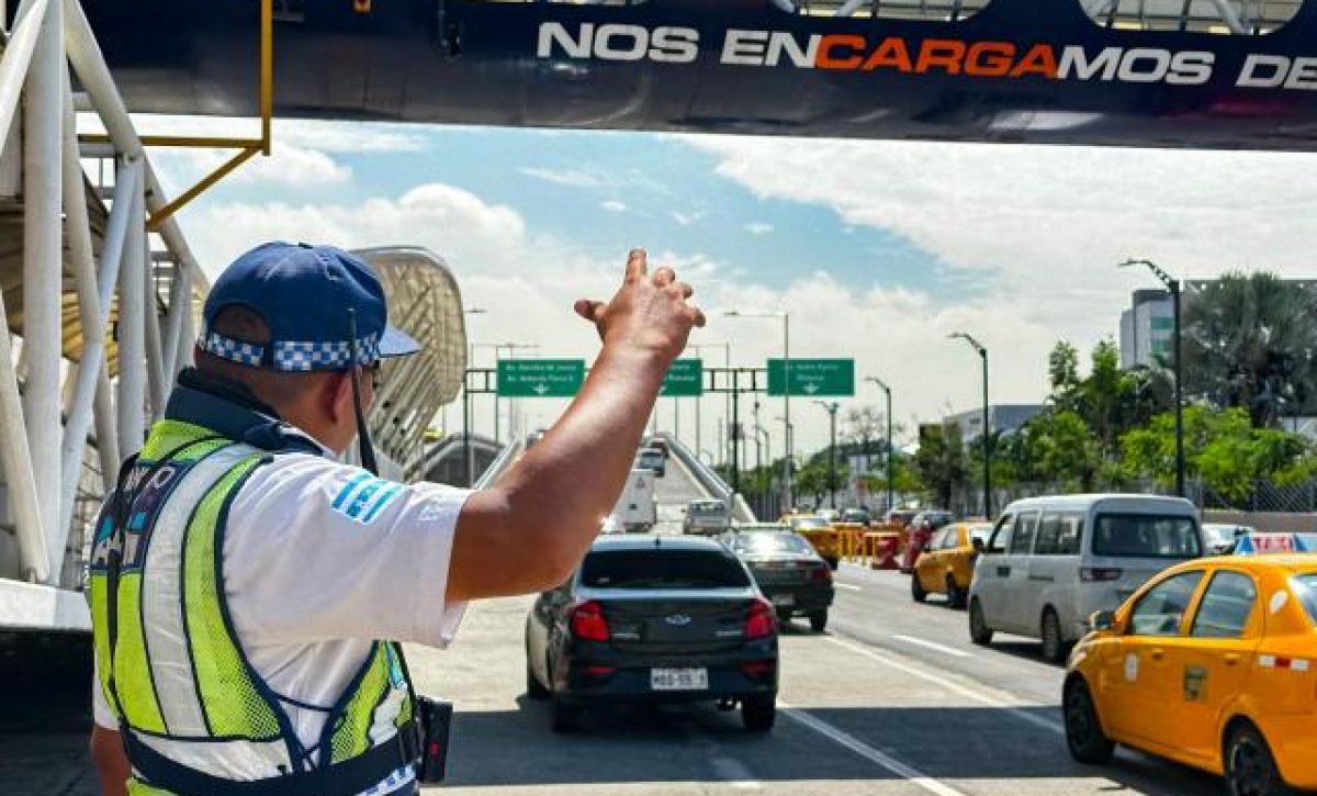 Agente de la ATM controlando el tránsito en una calle de Guayaquil.