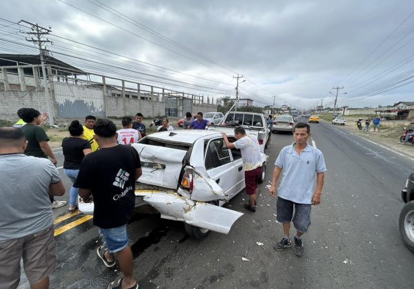 Un accidente de tránsito múltiple en la vía Manta-Montecristi dejó cinco vehículos con daños materiales.