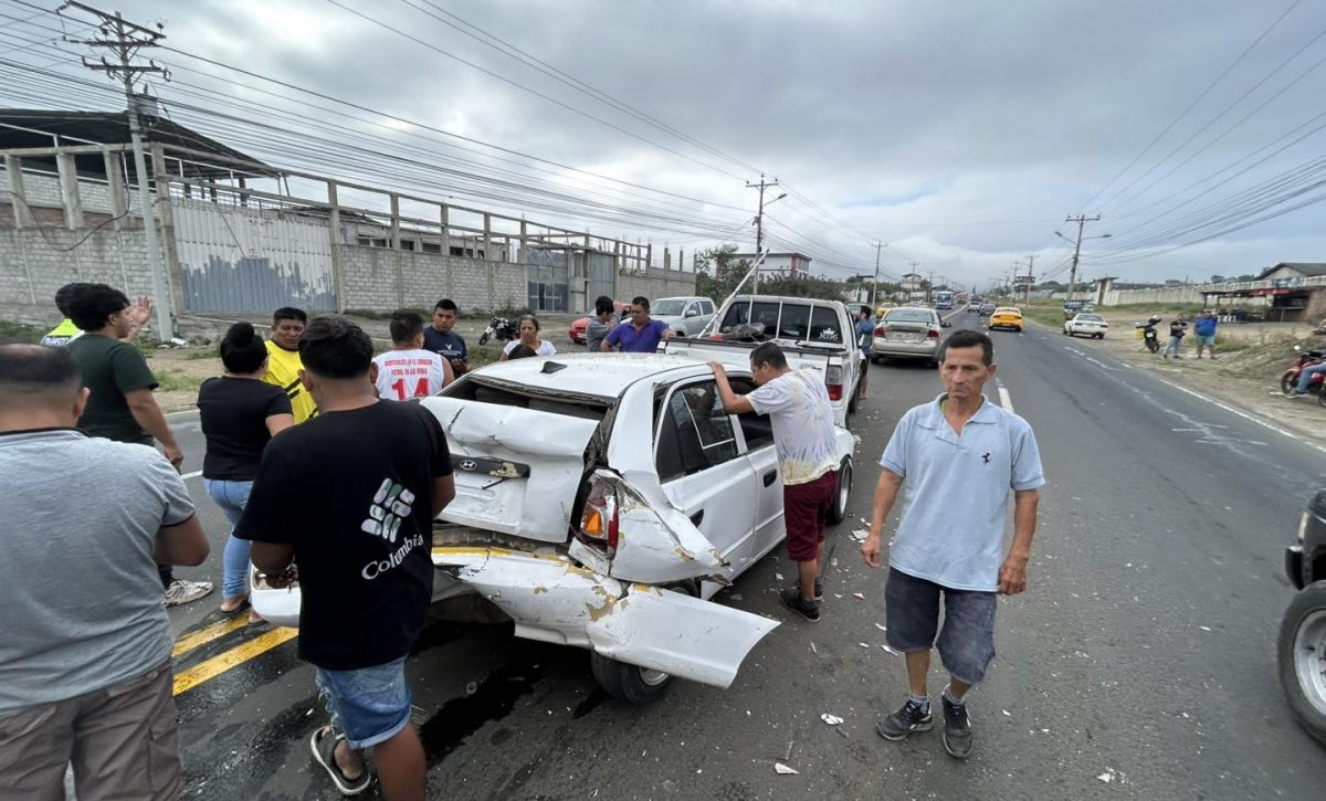 Un accidente de tránsito múltiple en la vía Manta-Montecristi dejó cinco vehículos con daños materiales.
