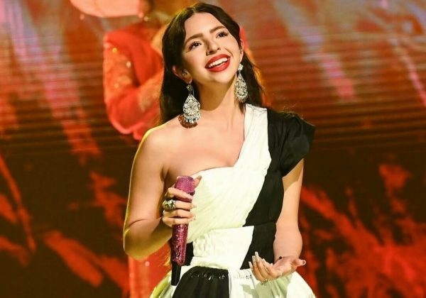 Ángela Aguilar rompe en llanto y denuncia la desigualdad de género en la música mexicana