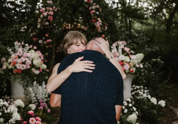 Taylor Swift y Travis Kelce anuncian su compromiso: la historia de amor que conquistó al mundo