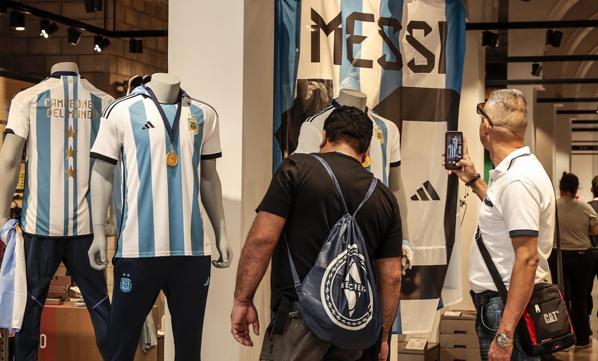 Comienza la venta de la nueva camiseta de la Albiceleste con las tres estrellas