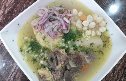 Conoce los ingredientes y proceso para cocinar sopa de hueso blanco en casa