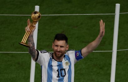 Messi recibe libro dedicado por sus vecinos de Rosario antes de viaje a París