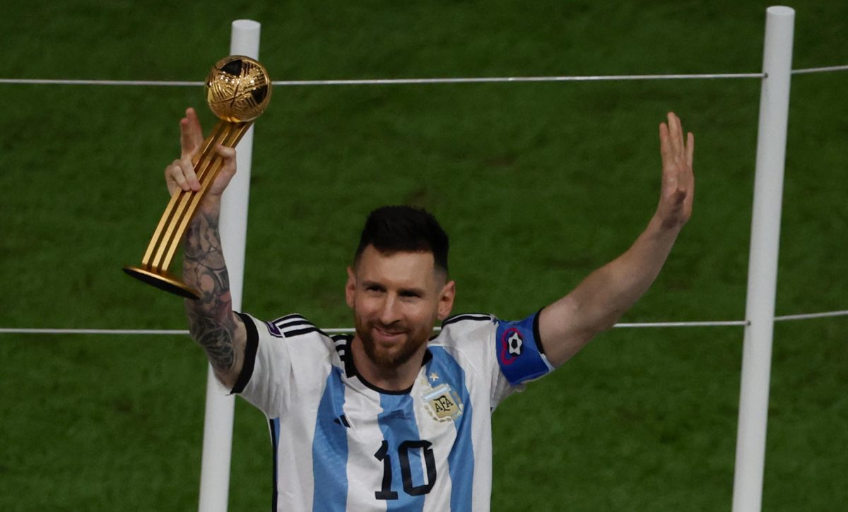 Messi recibe libro dedicado por sus vecinos de Rosario antes de viaje a París