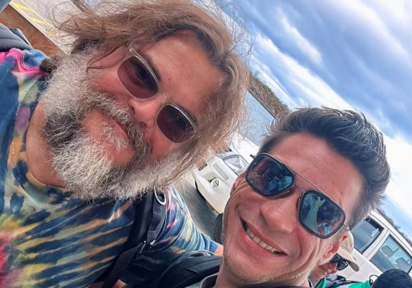 Encuentro inesperado en las Islas Galápagos: El actor ecuatoriano Marcelo Varas se fotografía con Jack Black