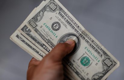 Destacan la estabilidad monetaria de Ecuador tras 23 años de dolarización