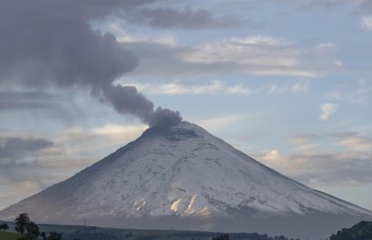 Volcán ecuatoriano Cotopaxi emana tres columnas de vapor, gas y ceniza