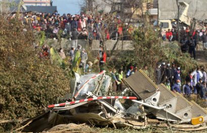 Los equipos de rescate hallan las cajas negras del avión siniestrado en Nepal
