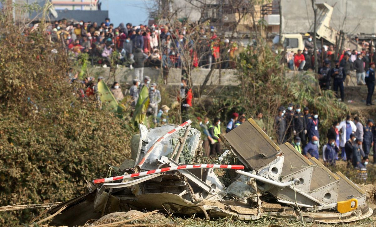 Los equipos de rescate hallan las cajas negras del avión siniestrado en Nepal
