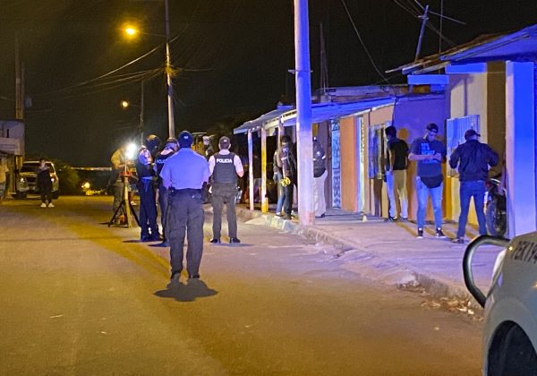 A Darwin Sánchez Pérez, de 22 años, le dispararon en múltiples ocasiones en el sector Nueva Esperanza, en Manta.
