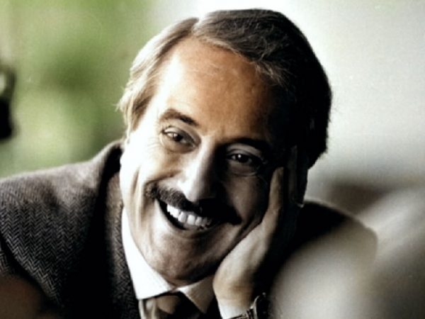 A Giovanni Falcone, destacado fiscal italiano y símbolo de la lucha antimafia, lo asesinaron el 23 de mayo de 1992 por la Cosa Nostra, en Italia.