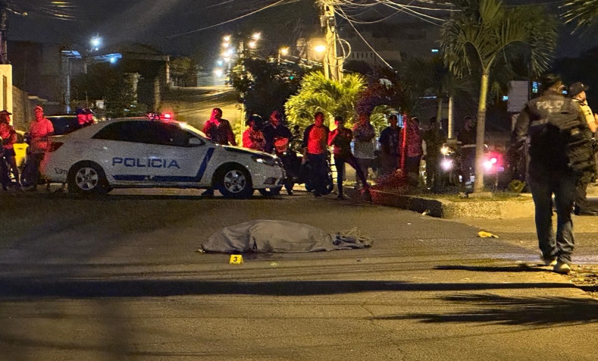 A Joel Tuarez Mendoza, de 25 años, lo asesinaron de varios disparos en la ciudadela 15 de Abril, en Manta.