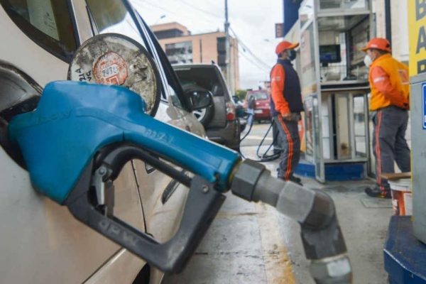 A partir de las 00h00 de este lunes 12 de mayo de 2025, los precios de las gasolinas extra, ecopaís y súper en Ecuador disminuirán.