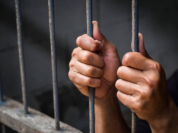 A un expolicía lo sentenciaron a 17 años de prisión, y un exfiscal a ocho, por el asesinato de Elvis Saúl Ch. D. en la provincia de Orellana.