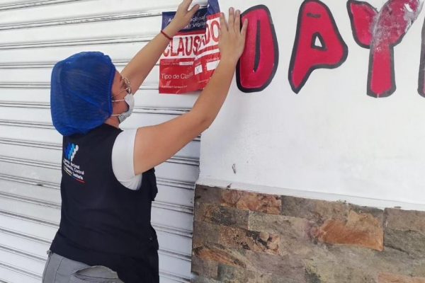 A un restaurante de comida asiática, conocido como chifa, llegaron representantes de la Agencia Nacional de Regulación, Control y Vigilancia Sanitaria (Arcsa).