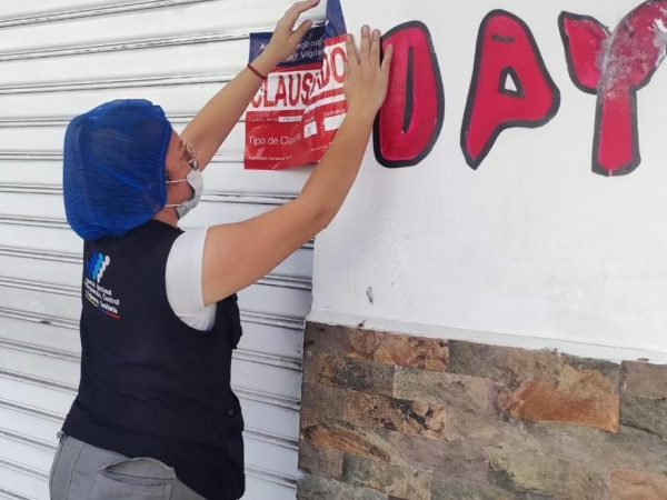 A un restaurante de comida asiática, conocido como chifa, llegaron representantes de la Agencia Nacional de Regulación, Control y Vigilancia Sanitaria (Arcsa).