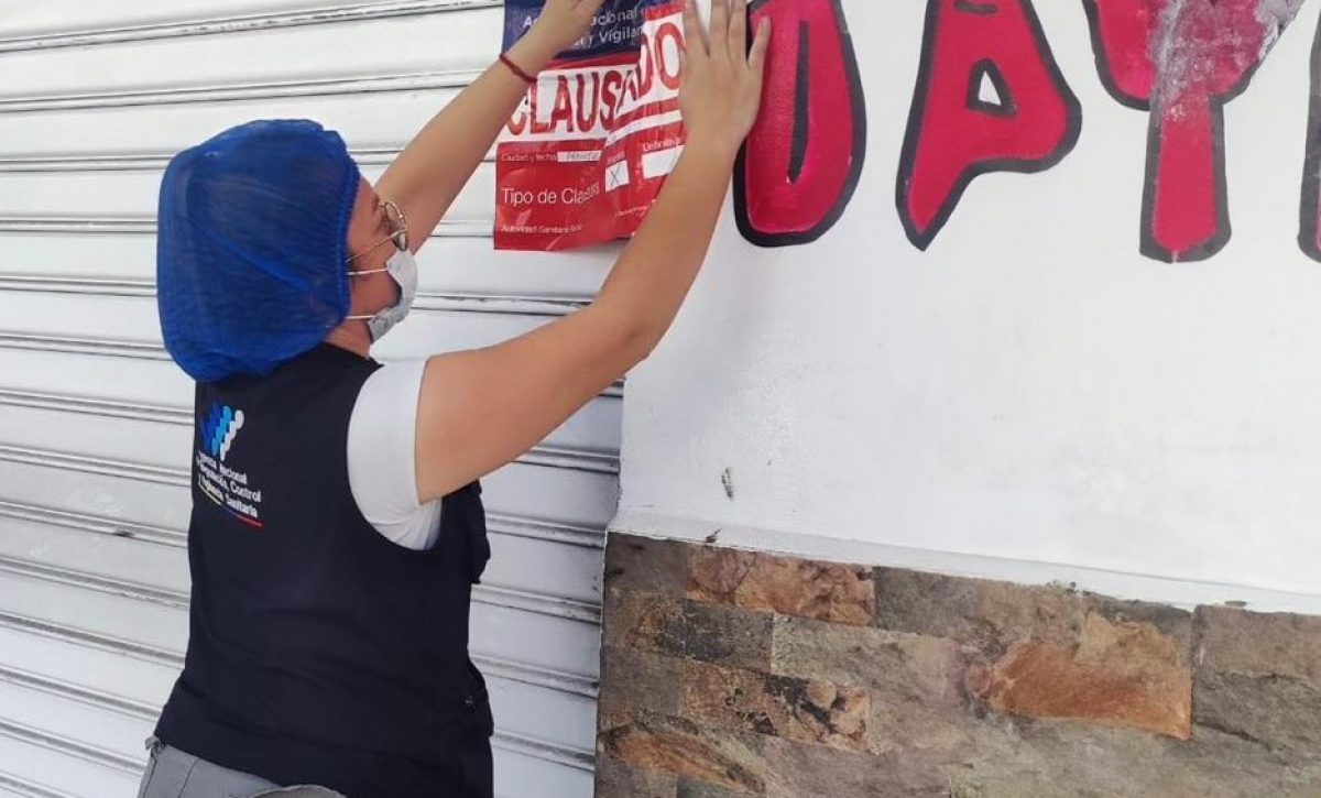 A un restaurante de comida asiática, conocido como chifa, llegaron representantes de la Agencia Nacional de Regulación, Control y Vigilancia Sanitaria (Arcsa).