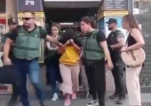 A una mujer de nacionalidad ecuatoriana, de 39 años, identificada como Erika, la detuvo la Guardia Civil en Madrid, España.