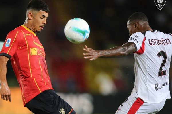 AC Milan vence 2-0 a Lecce con Pervis Estupiñán como titular en Serie A