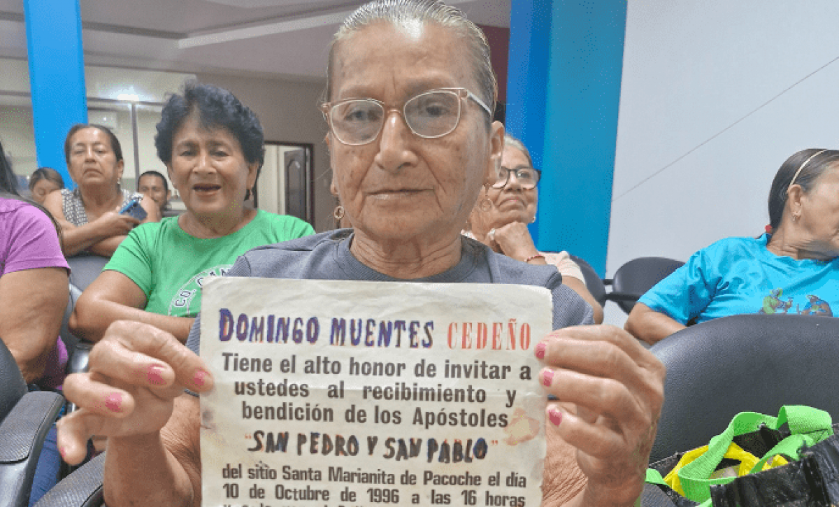 Una invitación de 1996, mostrada por Alida Pachay a la comunidad de Santa Marianita, anunciaba las fiestas de San Pedro y San Pablo.