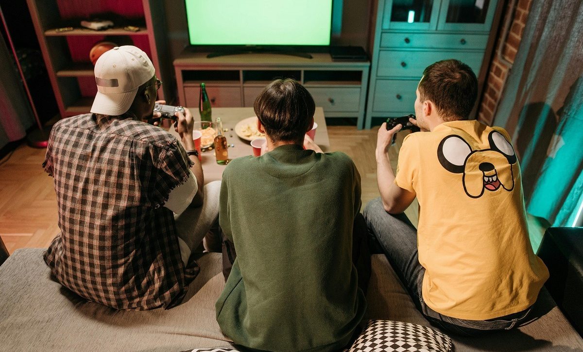 Los videojuegos de disparos en primera persona (FPS) lideran como los más propicios para crear lazos, seguidos por títulos de acción, rol y aventura. FOTO: Europa Press.