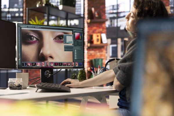 Adobe revoluciona Photoshop con funciones de IA para edición avanzada de imágenes