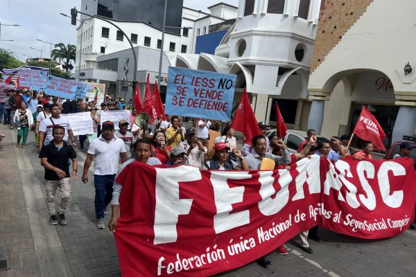 Los afiliados al seguro social campesino recorrieron varias calles de Portoviejo hasta llegar a la Gobernación de Manabí.