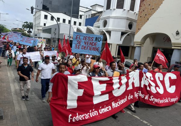 Los afiliados al seguro social campesino recorrieron varias calles de Portoviejo hasta llegar a la Gobernación de Manabí.