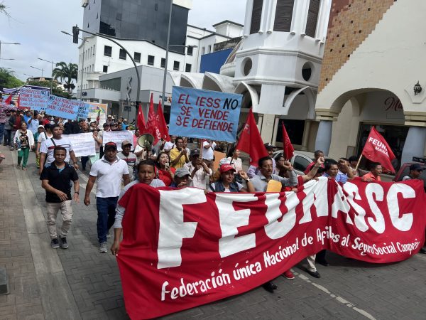Los afiliados al seguro social campesino recorrieron varias calles de Portoviejo hasta llegar a la Gobernación de Manabí.