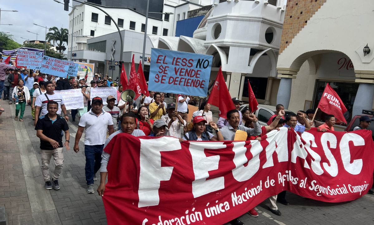 Los afiliados al seguro social campesino recorrieron varias calles de Portoviejo hasta llegar a la Gobernación de Manabí.
