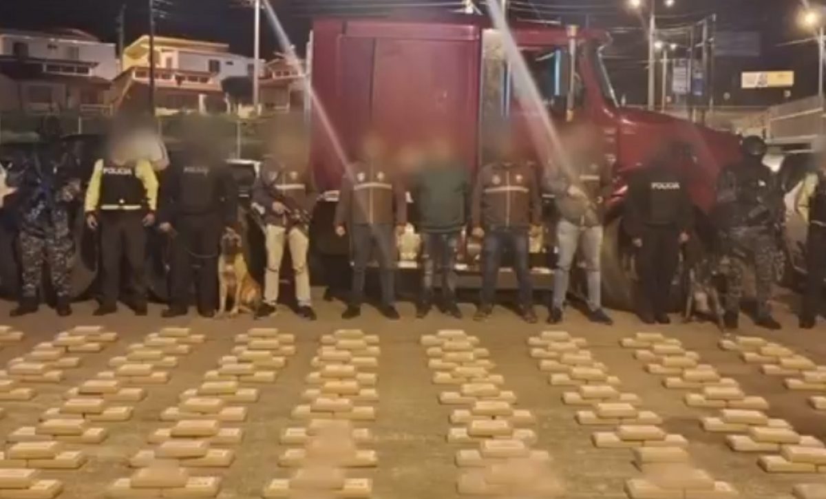 Agentes de la Policía Antinarcóticos decomisaron 301 kilos de clorhidrato de cocaína ocultos en el camarote de un tráiler.