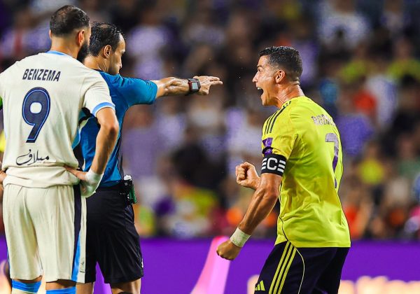 Al Nassr de Cristiano Ronaldo, con 10 jugadores, derrotó 2-1 al Al Ittihad de Karim Benzema y avanza a la final de la Supercopa de Arabia