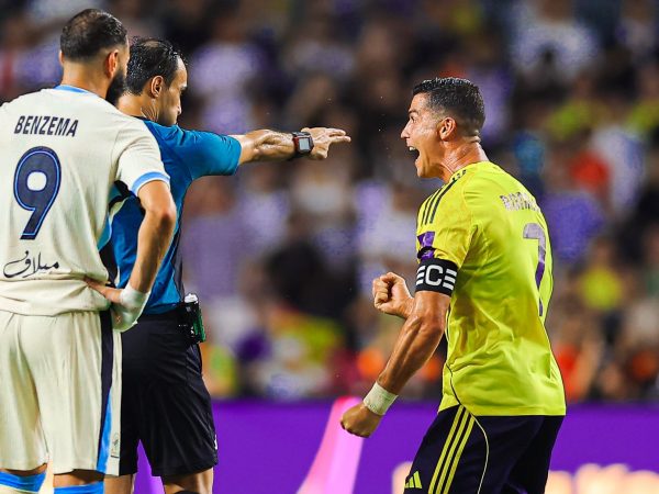 Al Nassr de Cristiano Ronaldo, con 10 jugadores, derrotó 2-1 al Al Ittihad de Karim Benzema y avanza a la final de la Supercopa de Arabia