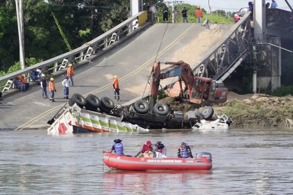Al interior de la cabina de un tráiler se hallaron los restos de Freddy Castro, conductor desaparecido tras el colapso del puente Gonzalo Icaza en Daule.
