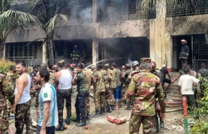 Al menos 16 personas han muerto y más de 100 han resultado  heridas cuando un avión de entrenamiento militar de la Fuerza Aérea de Bangladesh se estrelló.