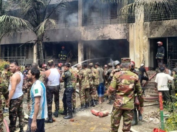 Al menos 16 personas han muerto y más de 100 han resultado  heridas cuando un avión de entrenamiento militar de la Fuerza Aérea de Bangladesh se estrelló.