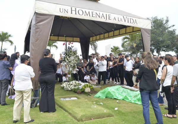 Al periodista Xavier Ramos, a quien asesinaron en su departamento, en el norte de Guayaquil, lo sepultaron pasado el mediodía de este sábado