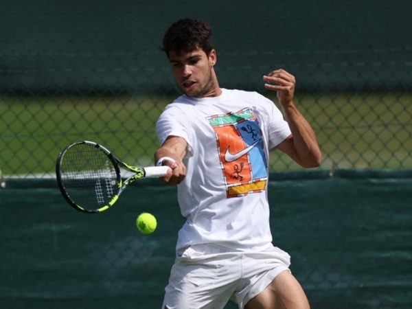 Alcaraz prepara su debut en Wimbledon tras brillar en todas las superficies