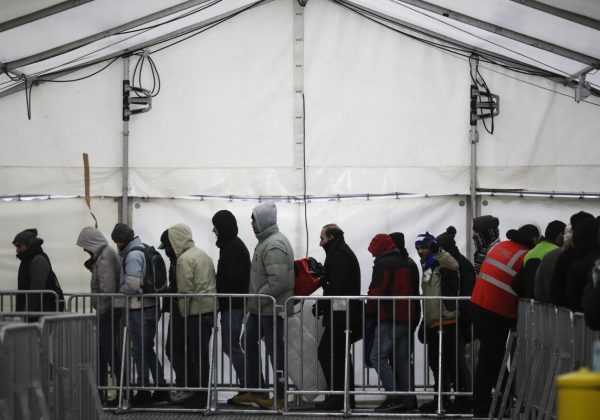 Alemania ordena expulsar a solicitantes de asilo sin papeles, salvo casos vulnerables.