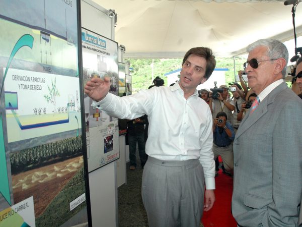 Fernando Reis de Odebrecht junto a Alfredo Palacio en el proyecto Carrizal, en Manabí
